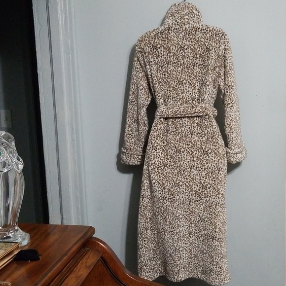 Oscar de la Renta buttery soft leopard print bathrobe - Picture 7 of 16